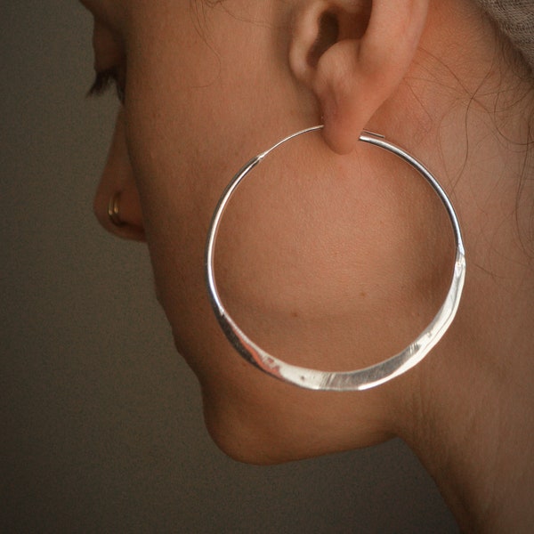 AUREA* Aros rústicos tribales oversize bañados en plata con efecto martillado. Pendientes tribales modernos