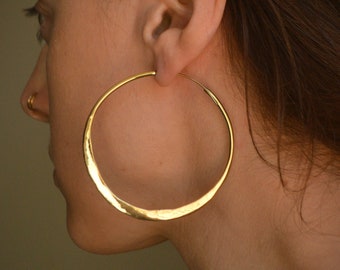 AUREA* Aros rústicos tribales oversize dorados con efecto martillado. Pendientes de latón dorado. Joyas modernas, minimalistas y modernas.