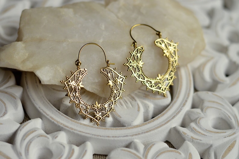 ZANDA Medium size ornate hoop earrings. Brass tribal filigrane geometric jewellery immagine 1