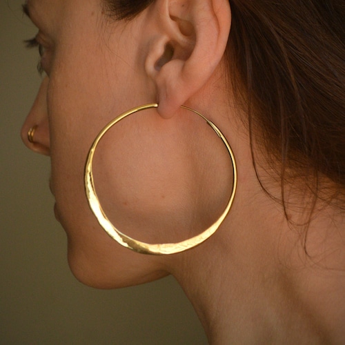 AUREA* Aros tribales rústicos extragrandes dorados con efecto martillado. Pendientes de latón dorado. Joyería moderna, minimalista y a la moda.