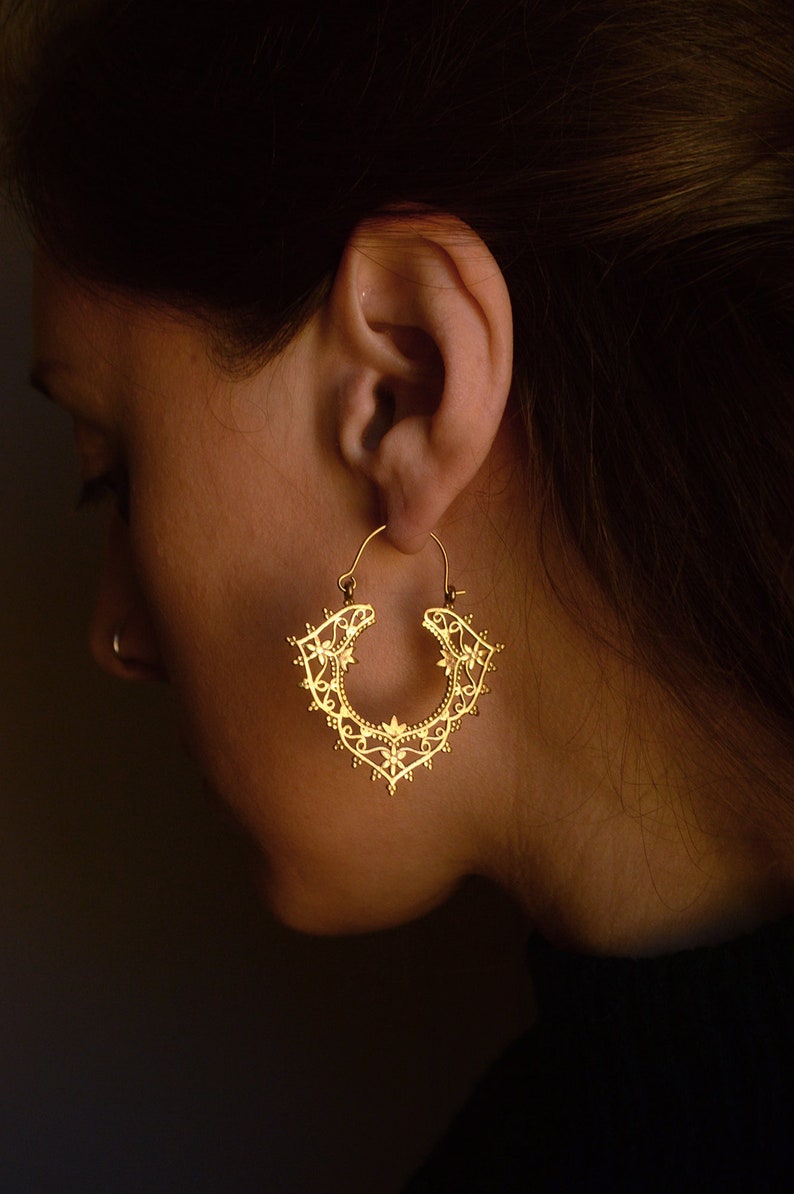 ZANDA Medium size ornate hoop earrings. Brass tribal filigrane geometric jewellery immagine 4
