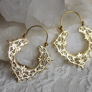 ZANDA Medium size ornate hoop earrings. Brass tribal filigrane geometric jewellery immagine 6