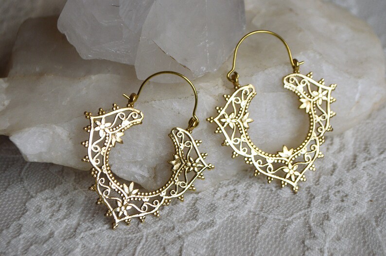 ZANDA Medium size ornate hoop earrings. Brass tribal filigrane geometric jewellery immagine 6