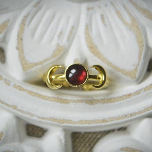 SELENE* Lunar cycle adjustable ring with flashy labradorite, lapislazuli or moonstone. Brass witchy celestial ring