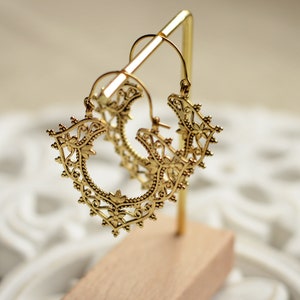 ZANDA Medium size ornate hoop earrings. Brass tribal filigrane geometric jewellery immagine 2