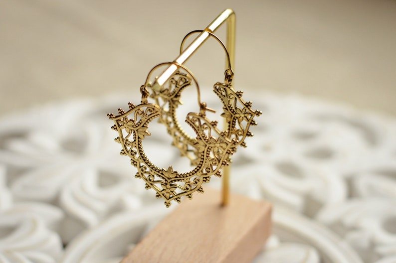 ZANDA Medium size ornate hoop earrings. Brass tribal filigrane geometric jewellery immagine 2