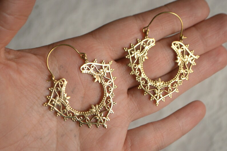 ZANDA Medium size ornate hoop earrings. Brass tribal filigrane geometric jewellery immagine 5