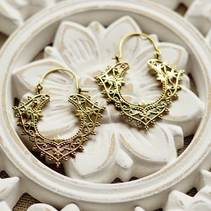 ZANDA Medium size ornate hoop earrings. Brass tribal filigrane geometric jewellery immagine 3