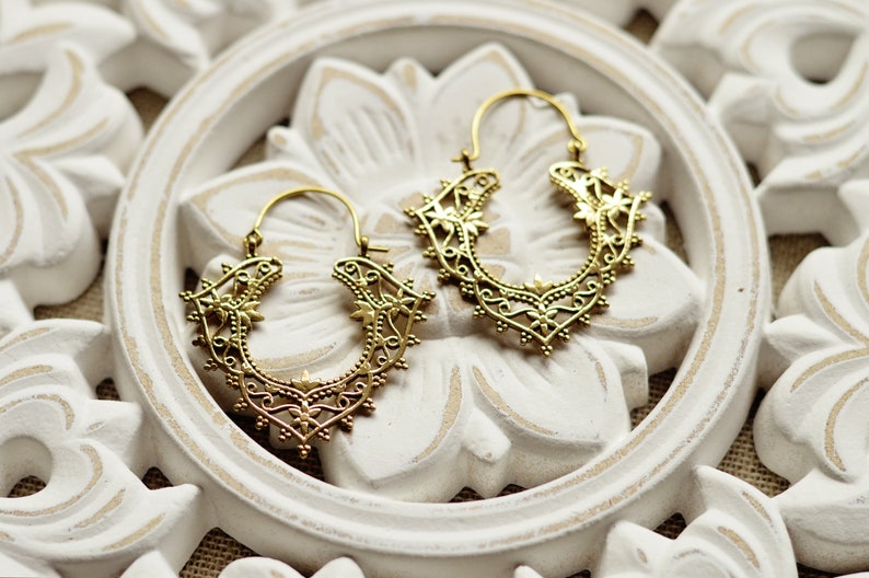 ZANDA Medium size ornate hoop earrings. Brass tribal filigrane geometric jewellery immagine 3