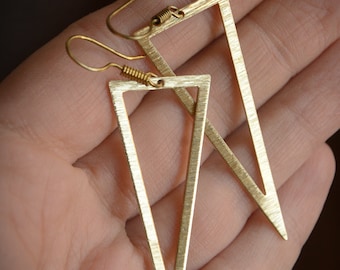 TRIGONOS* Minimal triangle dangling lightweight earrings. Raw patterned brass earrings