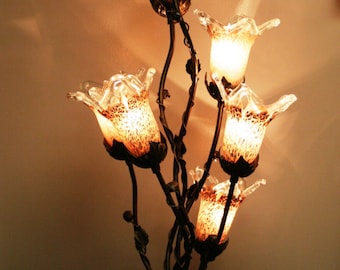 Lámpara de pie de hierro forjado estilo Art Nouveau, tulipanes de cristal azul craquelado, hecha a mano en Rumania