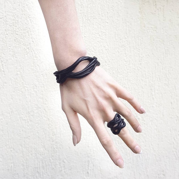 Manchette en cuir noir bracelet pour homme et femme | cadeau gothique | sculpture portable dark avant garde fairycore