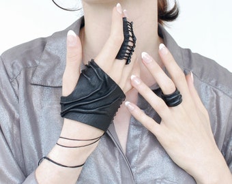 Black leather fingerless glove with a corset lacing | victorian gothic witchy thumb wrap mitten