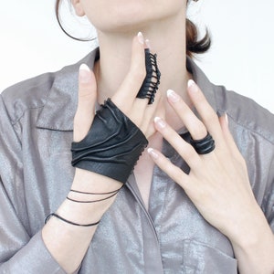 Black leather fingerless glove with a corset lacing | victorian gothic witchy thumb wrap mitten