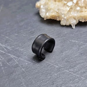 Svart ring, minimalistiska svarta smycken för män och kvinnor – justerbar läderring för honom eller henne