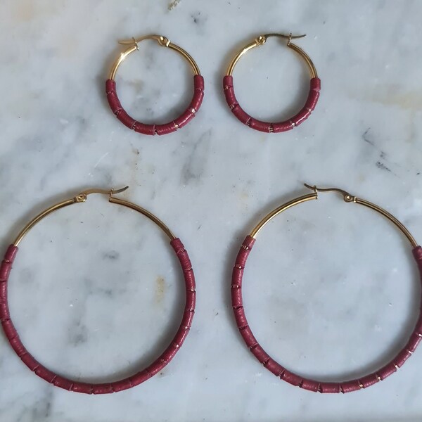 Boucles d'oreille en cuir rouge bordeau et acier inoxydable doré / anneaux et cercles en cuir tressé rouge et or / goth punk y2k