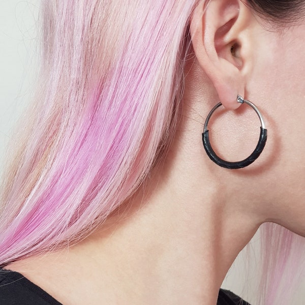 Boucles d’oreille en acier inoxydable forme cerceau| Grands anneaux d’oreille en cuir noir | créoles années 90 glam rock