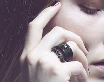 Leather Ring in black leather and anthracite hématite bead and chains / BOURGEON