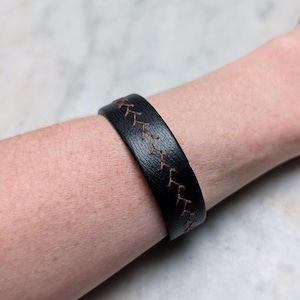 Bracciale da donna in pelle / Bracciale rigido regolabile in pelle / Bracciale sottile da uomo / Gioielli grunge