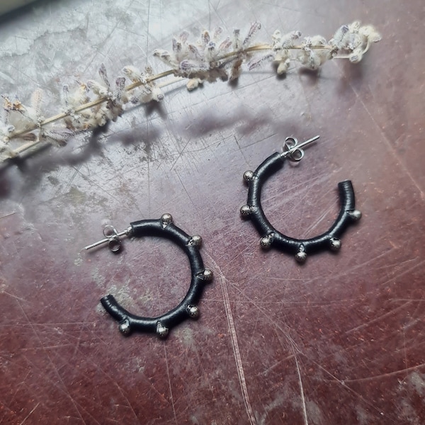 Boucles d'oreille en cuir noir et acier inoxydable / cercles en cuir noir avec des pics argentés / faux piercing