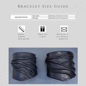 Puede incluir: Una gu&iacute;a de tallas de pulsera con texto e iconos, incluyendo una tabla para pulsera ajustable: talla peque&ntilde;a para 14,5 a 17,5 cm y talla grande para 17,5 a 20,5 cm. Debajo, dos pulseras de pu&ntilde;o negras texturizadas se muestran lado a lado.
