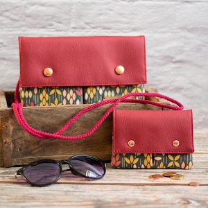 Set aus Umhängetasche // Crossbodybag und Geldbörse // kleines Portemonnaie // Kunstleder rot Canvas Blätter // Tasche für Damen