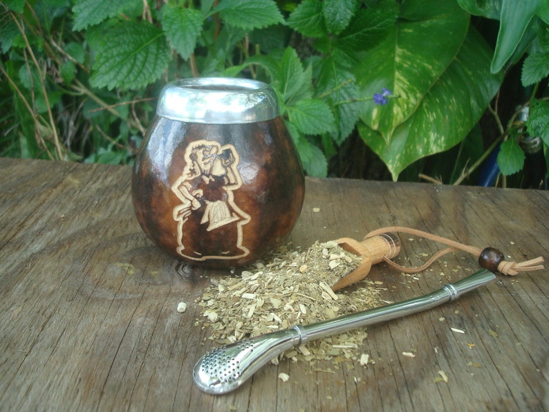 Hand carved mate Image Doña Chacha Patoruzu Argentine comic, Straw, BONUS Spoon Yerba Mate Argentinie mate Comic 1928, Tehuelche Cacique image 2