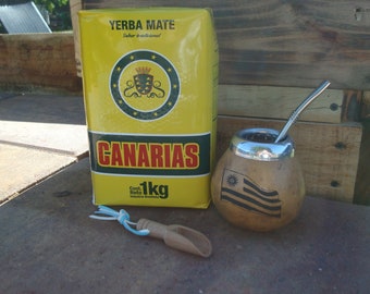 Yerba Mate Canarias ,  Yerba Mate 1 Kilo  + Mate Flag Engraving +  Bombilla, Straw +Spoon Uruguayan FLAG -Yerba Uruguaya, Bandera de Uruguay