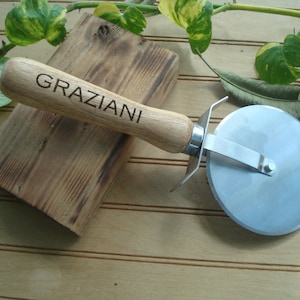 FREE SHIPPING- Personalized Pizza Cutter - Wood Handle Pizza Cutter-Pizza Cutter Wedding Favor - Commercial Grade Pizza Cutter - Gift Mon -
