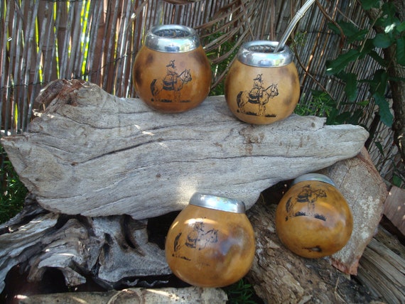 Tazza Tradizionale Dell'erba Mate Su Fondo Verde-cupo Immagine Stock - Foto 11