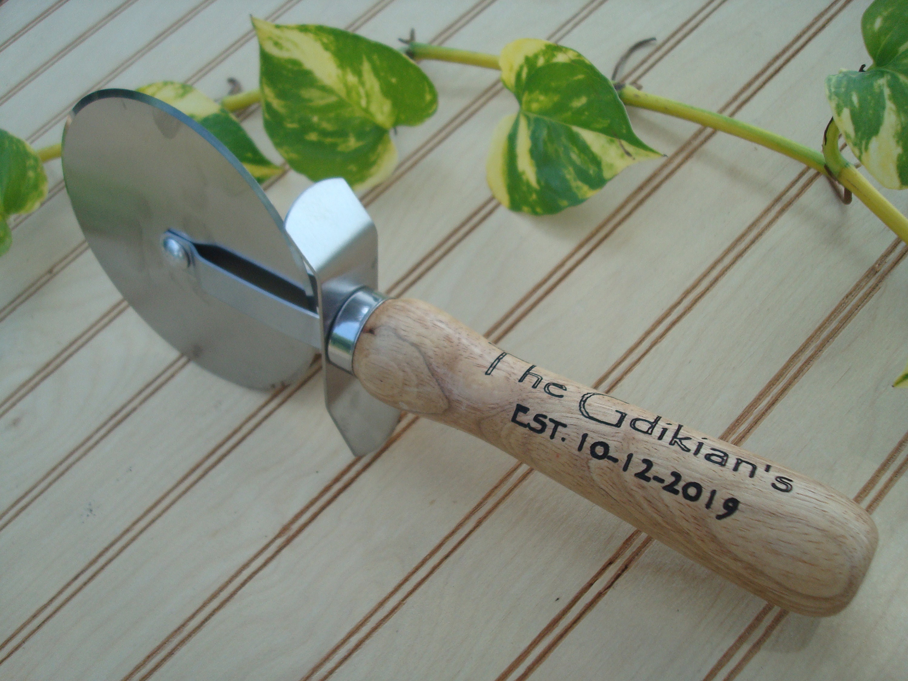 FREE SHIPPING Personalized Pizza Cutter Wood Handle Pizza Etsy UK