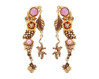 Caprichosos pendientes de declaración de oro de 4" con uvas, lagartos y flores por Natasha Stambouli, década de 1980