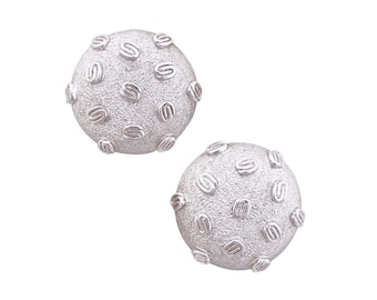 Pendientes de cúpula modernista de plata texturizada de Monet, década de 1960
