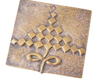 Compacto de bronze prateado com desenho geométrico de Line Vautrin, década de 1960