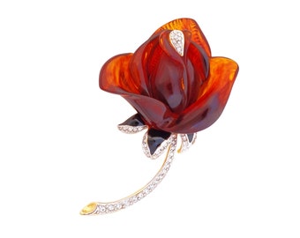 Broche de rosa de tortuga Lucite con acentos de cristal Por Kenneth Jay Lane, década de 1980