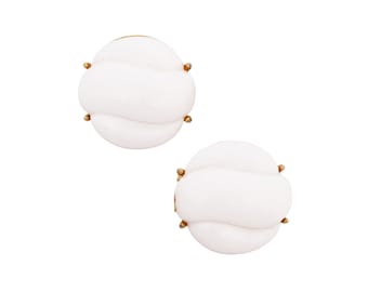 Pendientes de botón hinchado de acrílico blanco by Crown Trifari, década de 1960