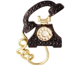 Broche de teléfono giratorio con esmalte negro y figura de Danecraft, década de 1990