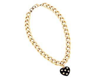 Collar de cadena de bordillo de oro pesado con colgante de corazón de esmalte negro, década de 1980
