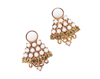 Milk Glass & Peridot Rhinestone Pendientes, década de 1960