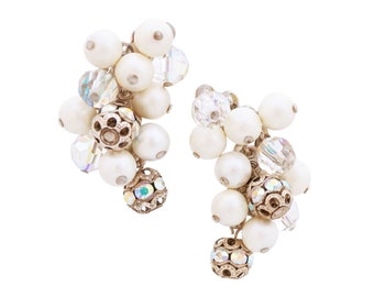 Pendientes de trepador de perlas falsas y racimos de cristal por Judy Lee, década de 1970