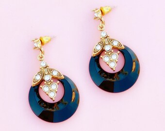 Pendientes colgantes vintage de ánix sintético con detalles de pedrería de cristal, década de 1980