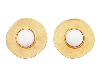 Pendientes Gilt & White Acrylic Cabochon Disc Statement, década de 1980