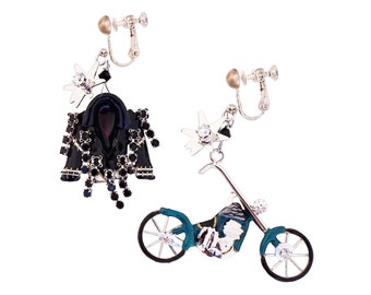 El encanto esmaltado "Biker Snack" cuelga pendientes al almorzar en el Ritz, década de 1990