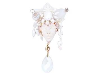 Broche de declaración de la diosa caprichosa de medios mixtos por Wendy Gell, década de 1980