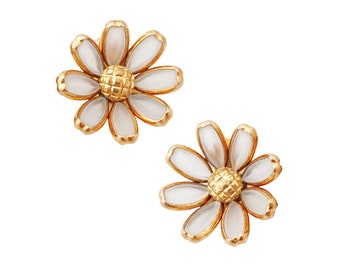 Daisy Flower Gegoten Frosted Glass Dimensionale oorbellen van Crown Trifari, jaren 1950