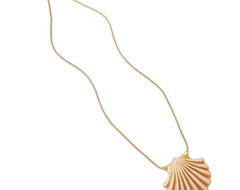 Collar con colgante de concha marina esmaltada en crema con cadena de serpiente, década de 1980