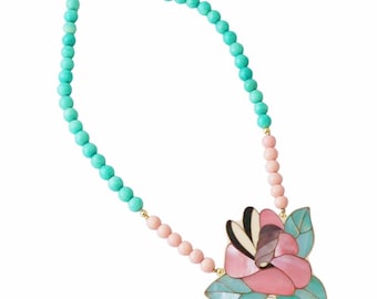 Parelmoer tropische bloem statementketting met edelsteenkralen door Lee Sands, jaren 1980
