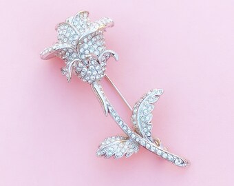 Vintage Silver Crystal Pavé Long Stem Rose Figural Brooch de Nolan Miller, década de 1990