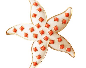 Broche Étoile de Mer en Émail Doré et Blanc avec Cabochons de Corail par Crown Trifari, 1960s