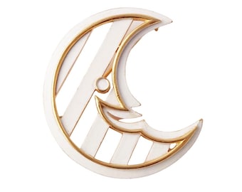 Broche de luna sonriente esmaltado en blanco de Crown Trifari, década de 1960